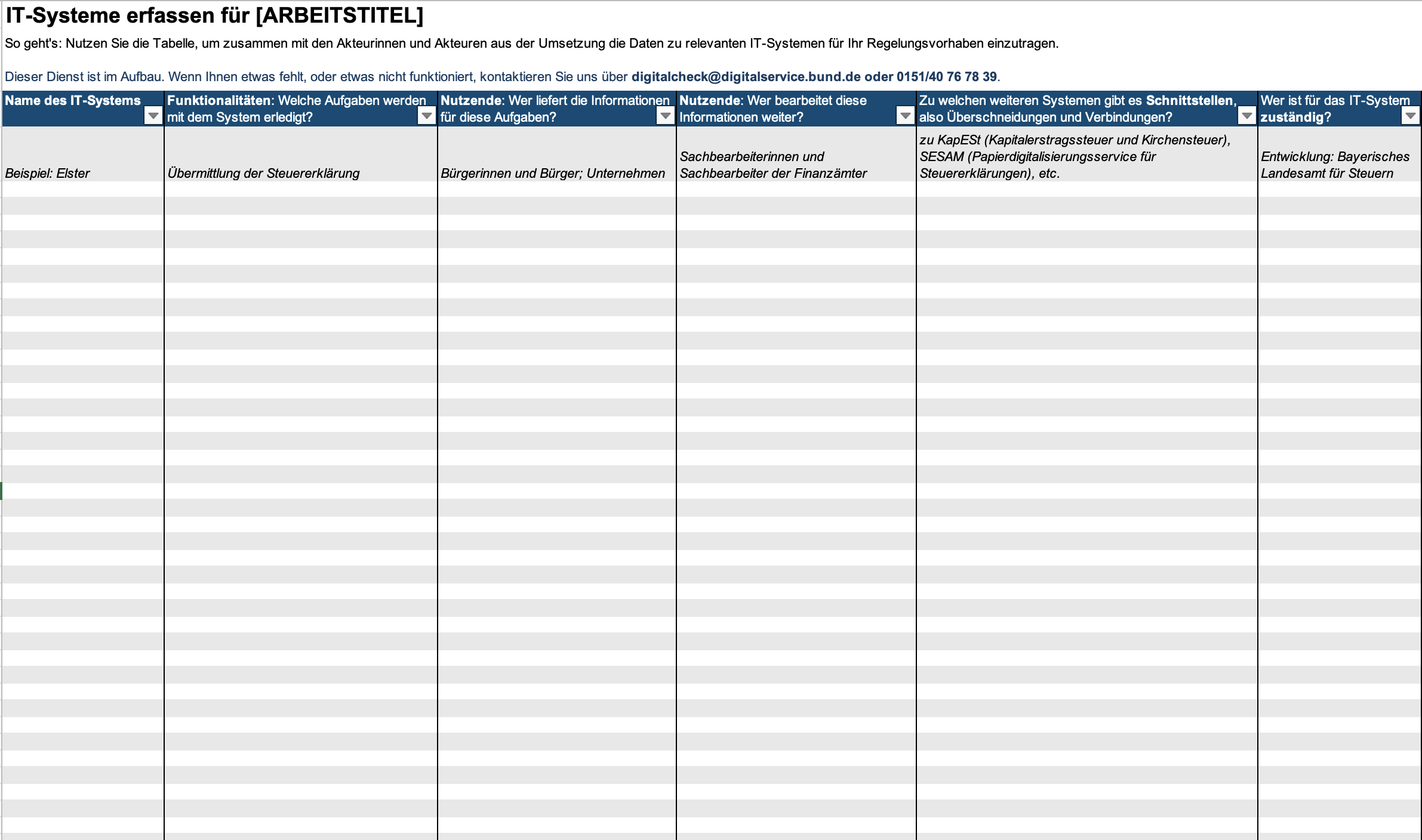 Eine Excel-Tabelle mit dem Titel „IT-Systeme erfassen für [ARBEITSTITEL]“, die Spalten sind Name des IT-Systems, Funktionalitäten, Nutzende, Schnittstellen und Zuständigkeit. Als Beispiel ist ELSTER eingetragen, das zur Übermittlung der Steuererklärung von Bürgerinnen und Bürgern oder Unternehmen zu den Sachbearbeiterinnen und Sachbearbeitern der Finanzämter dienst. Es gibt unter Anderem eine Schnittstelle zu einem IT-System für Kapitalertragssteuer und Kirchensteuer. Für die Entwicklung ist das Bayerische Landesamt für Steuern zuständig.